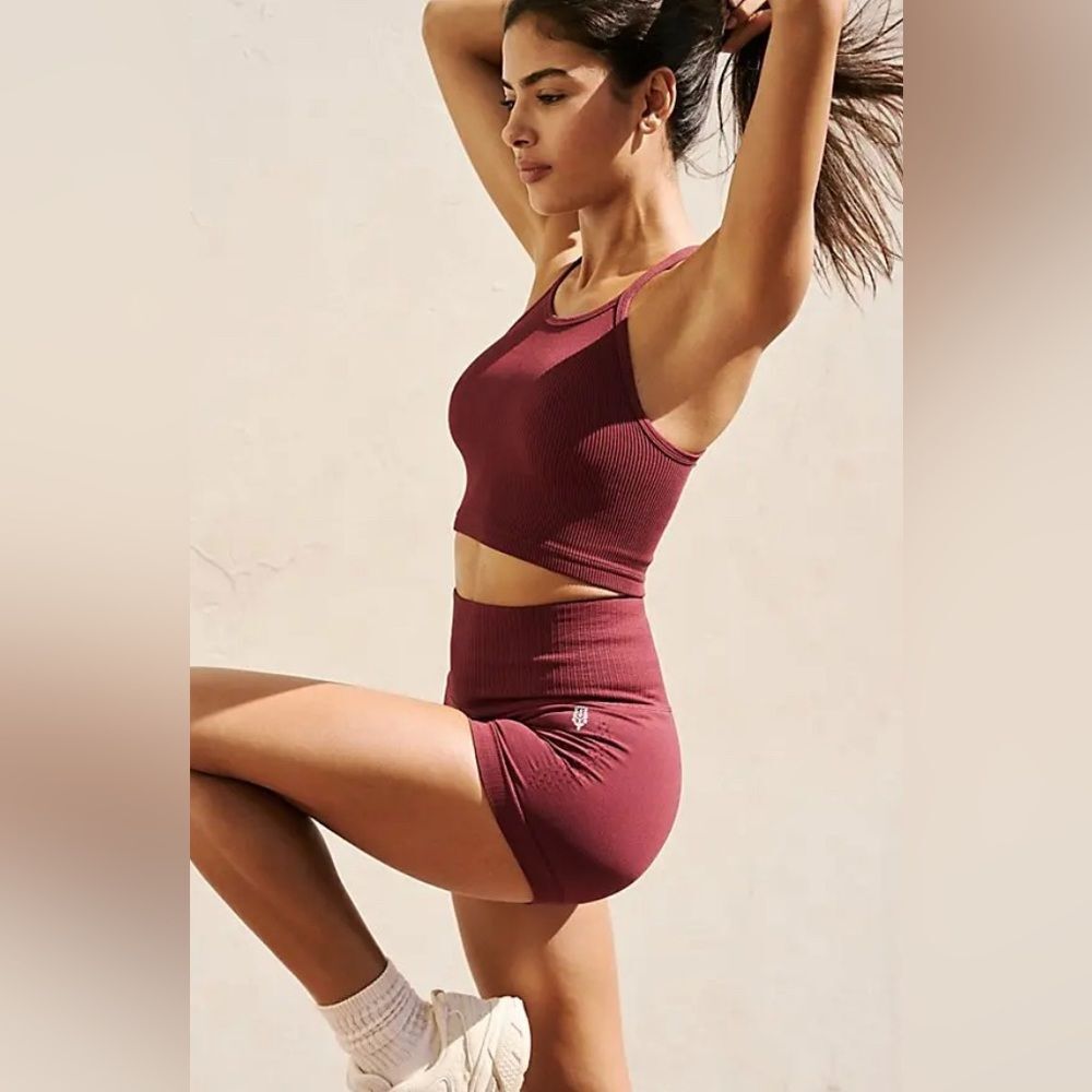 NWOT FREE PEOPLE Movement Happiness Runs Crop Tank - Bourgogne